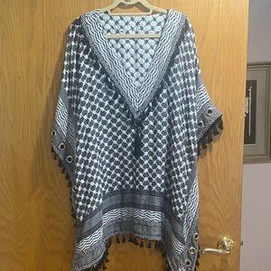 NWOT Black and White Geometric Poncho